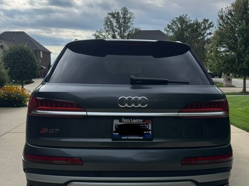 Used 2022 Audi SQ7 Premium Plus w/ SQ7 Executive Package AWD/4WD image 2