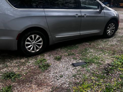 Used 2018 Chrysler Pacifica Touring-L image 4