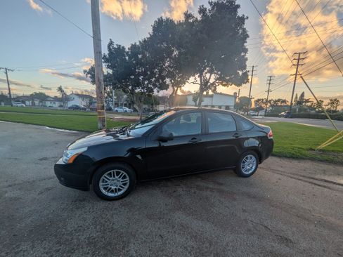 Used 2010 Ford Focus SE image 6
