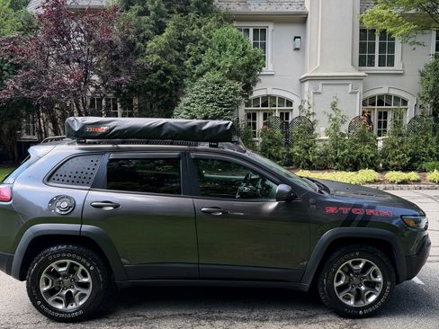 Used 2019 Jeep Cherokee Trailhawk AWD/4WD image 28