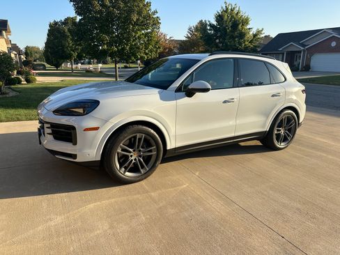 Used 2024 Porsche Cayenne image 1