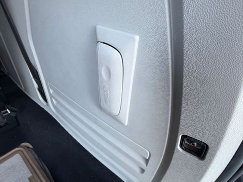 Used 2014 Chrysler Town & Country Touring image 18