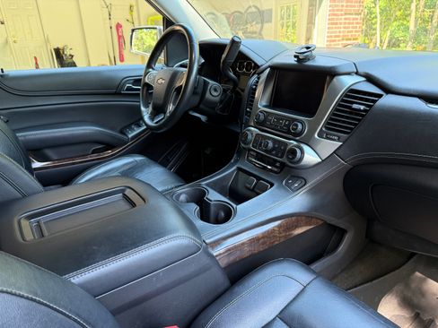 Used 2016 Chevrolet Suburban LT image 9