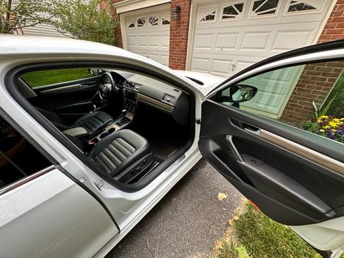 Used 2018 Volkswagen Passat 2.0T SEL Premium image 10