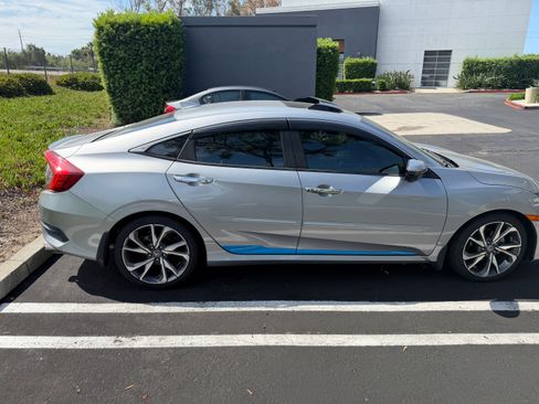 Used 2019 Honda Civic Touring image 4