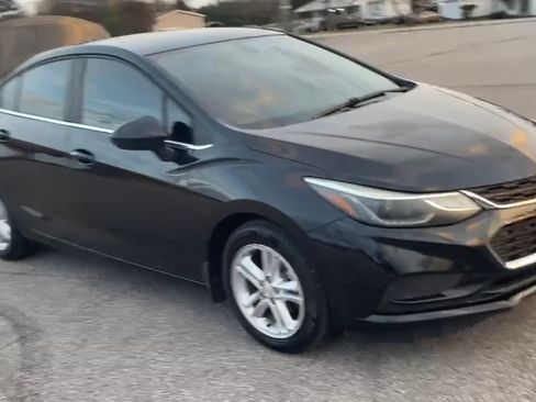 Used 2017 Chevrolet Cruze LT w/ Convenience Package image 5