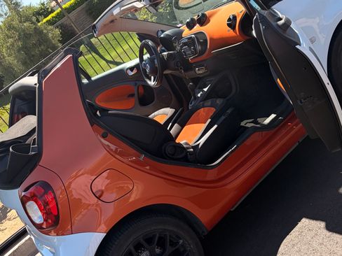 Used 2017 smart fortwo passion RWD image 6