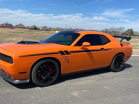 Used 2014 Dodge Challenger R/T RWD image 1