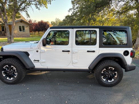 Used 2025 Jeep Wrangler Unlimited Sport AWD/4WD image 2