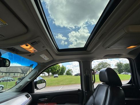 Used 2007 Cadillac Escalade EXT Sport Utility Pickup 4D 5 1/4 w/ Information Package image 10