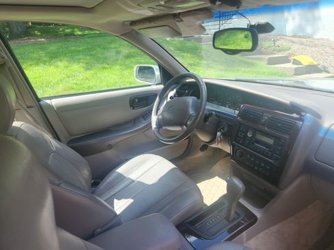 Used 1999 Toyota Avalon XLS FWD image 2