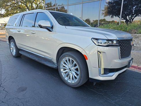 Used 2023 Cadillac Escalade ESV Premium Luxury image 2