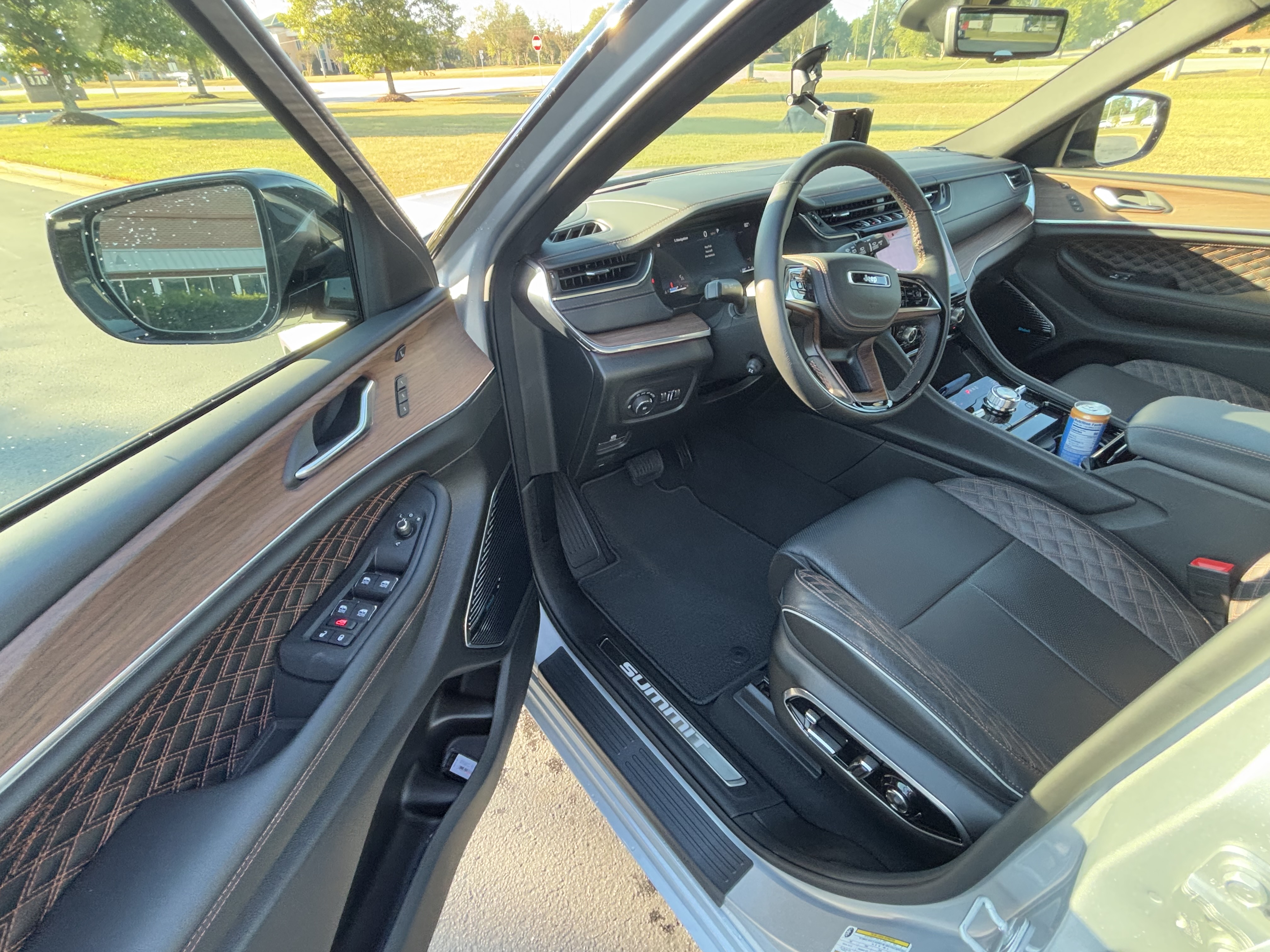 Used 2025 Jeep Grand Cherokee Summit w/ Adv Protech Group IV AWD/4WD image 6