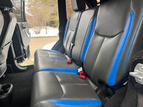 Used 2016 Jeep Wrangler Unlimited Sahara w/ Connectivity Group image 12