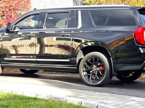 Used 2023 GMC Yukon XL Denali image 2