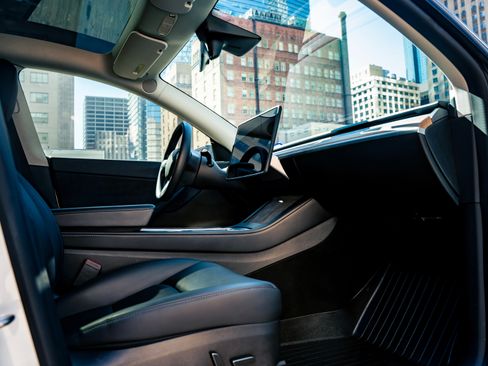 Used 2022 Tesla Model Y Long Range image 16