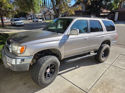 Used 2001 Toyota 4Runner SR5 image 8