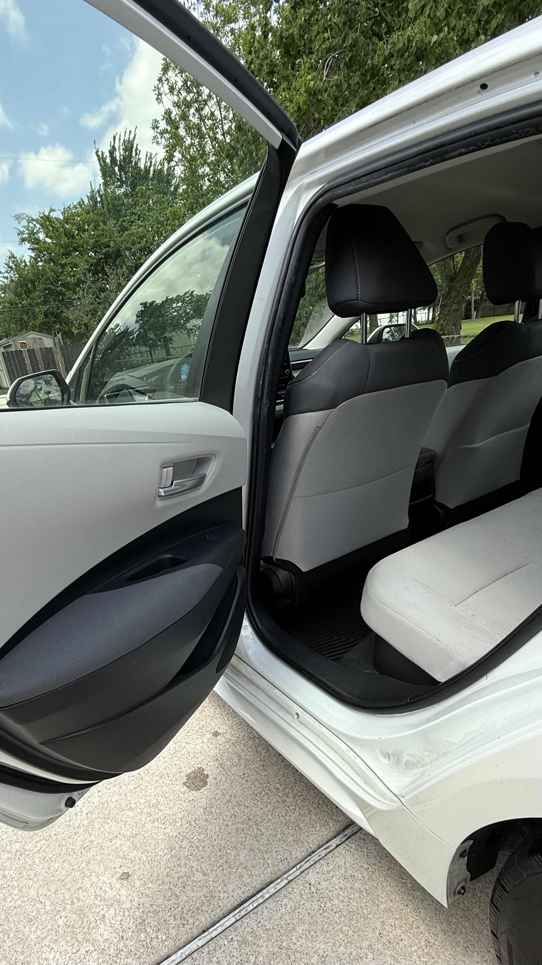 Used 2020 Toyota Corolla LE FWD image 11