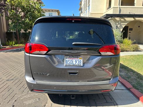 Used 2020 Chrysler Pacifica Touring w/ Advanced Safetytec Group image 8