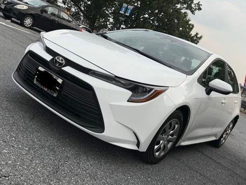 Used 2025 Toyota Corolla LE FWD image 2