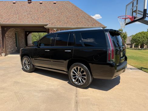 Used 2020 Cadillac Escalade Premium Luxury w/ Escalade Sport Edition AWD/4WD image 4