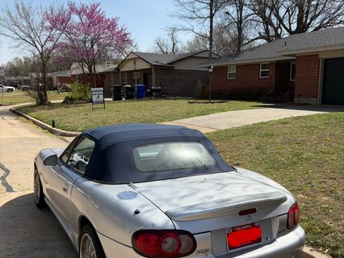 Used 2002 MAZDA MX-5 Miata LS RWD image 2