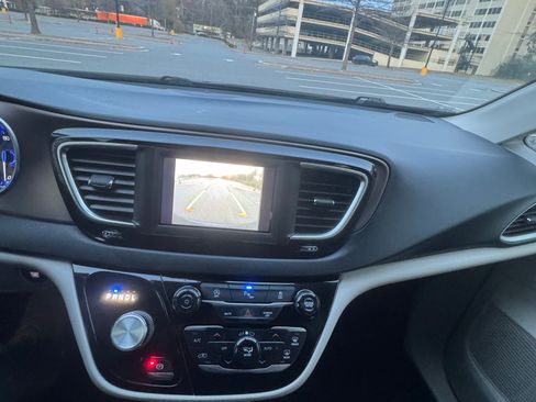 Used 2018 Chrysler Pacifica Touring Plus w/ Tire & Wheel Group image 13