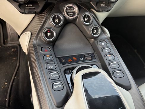 Used 2022 Aston Martin V8 Vantage Coupe image 30