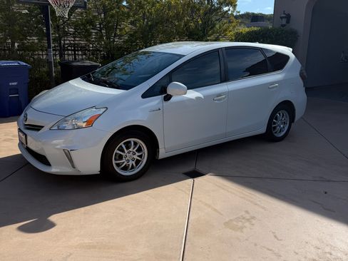 Used 2014 Toyota Prius V Three image 9