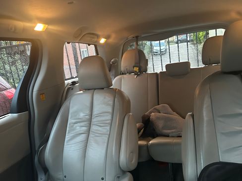 Used 2011 Toyota Sienna XLE image 8