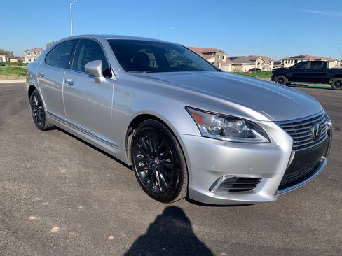 Used 2015 Lexus LS 460 w/ Comfort Package image 10