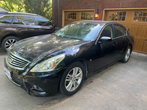 Used 2015 INFINITI Q40 w/ Moonroof Package RWD image 2