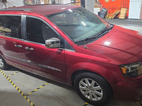 Used 2012 Chrysler Town & Country Touring-L w/ Driver Convenience Group image 2