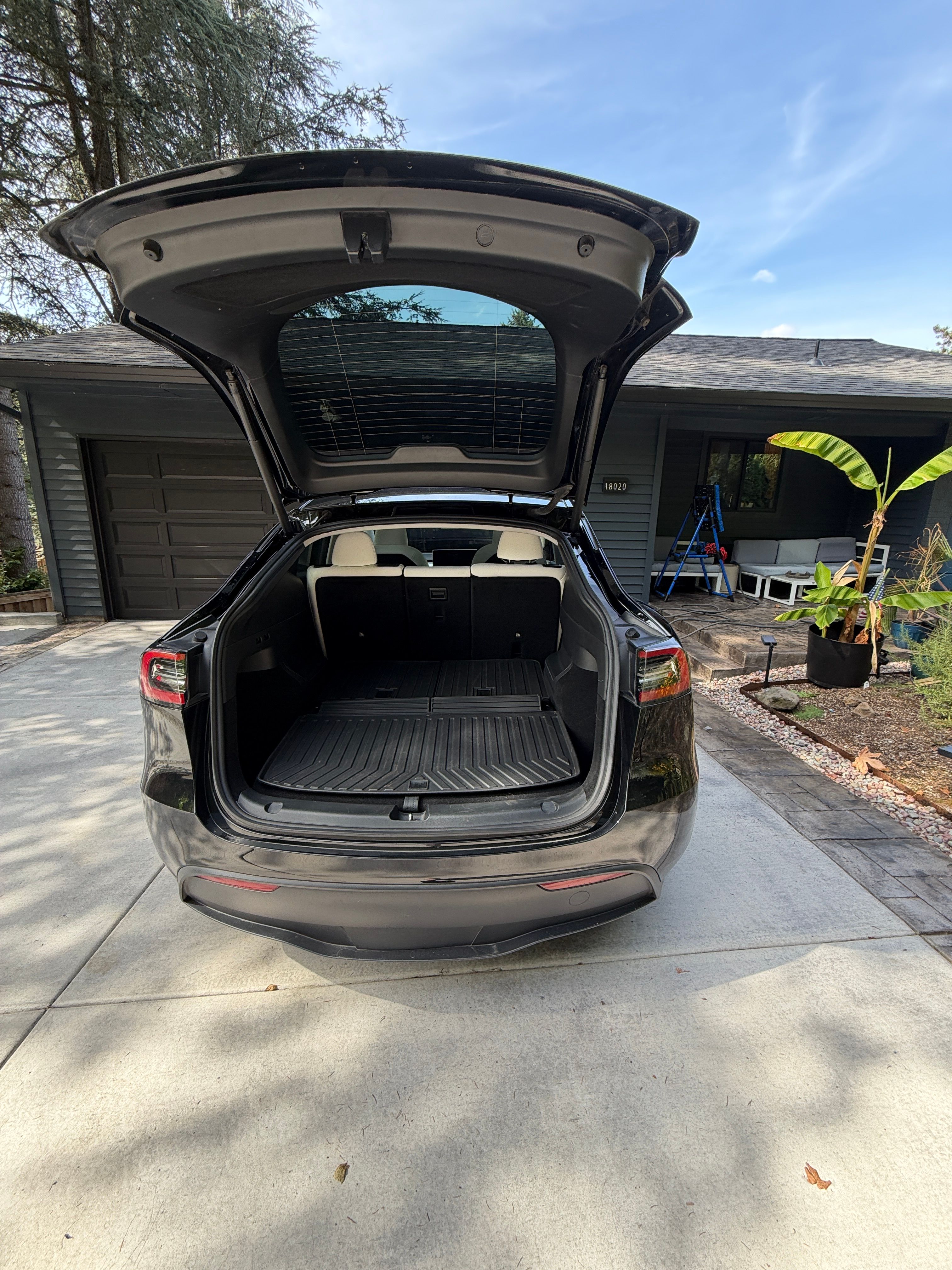 Used 2023 Tesla Model Y Long Range AWD/4WD image 2