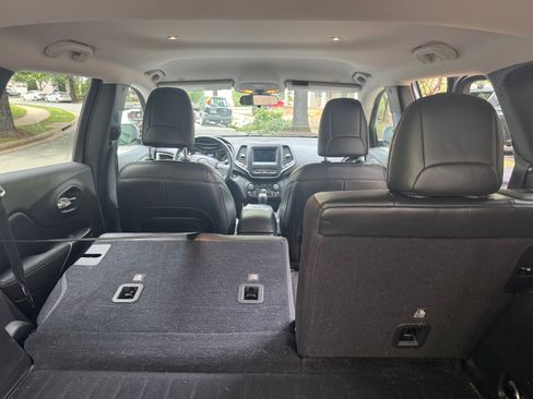 Used 2019 Jeep Cherokee Latitude Plus w/ Cold Weather Group FWD image 16
