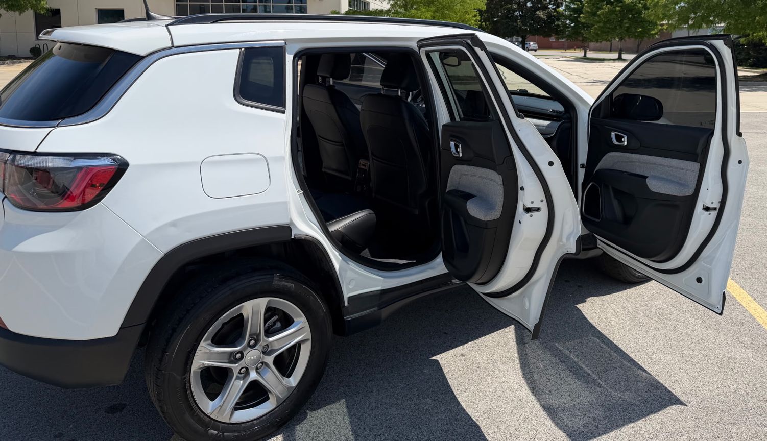 Used 2023 Jeep Compass Latitude AWD/4WD image 8