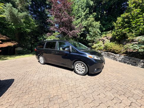 Used 2016 Toyota Sienna Limited Premium FWD image 5