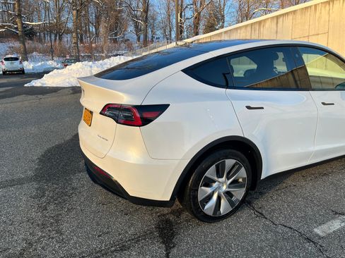 Used 2023 Tesla Model Y Long Range image 4