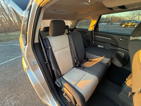 Used 2009 Dodge Journey SXT w/ Rear Seat Video Group image 25