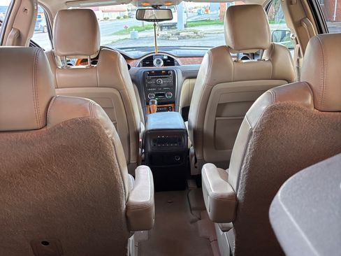 Used 2010 Buick Enclave CXL FWD image 4