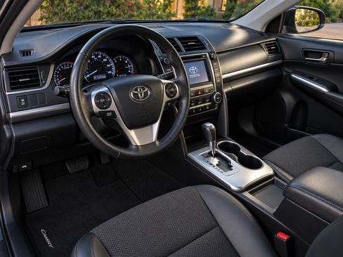 Used 2014 Toyota Camry SE FWD image 10