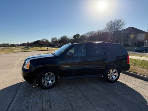 Used 2007 GMC Yukon SLT w/ SLT Preferred Equipment Group image 2