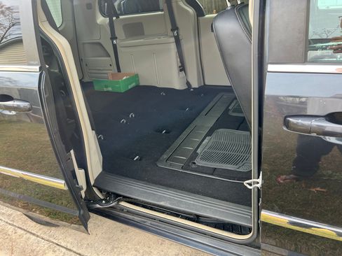 Used 2014 Chrysler Town & Country Touring image 10