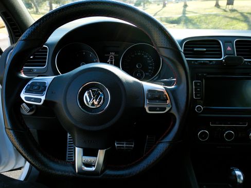 Used 2011 Volkswagen Golf 4-Door image 18