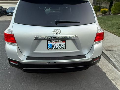 Used 2013 Toyota Highlander Plus FWD image 2
