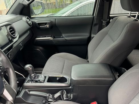 Used 2018 Toyota Tacoma TRD Off-Road image 11