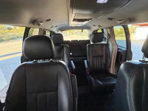 Used 2014 Chrysler Town & Country Touring image 18