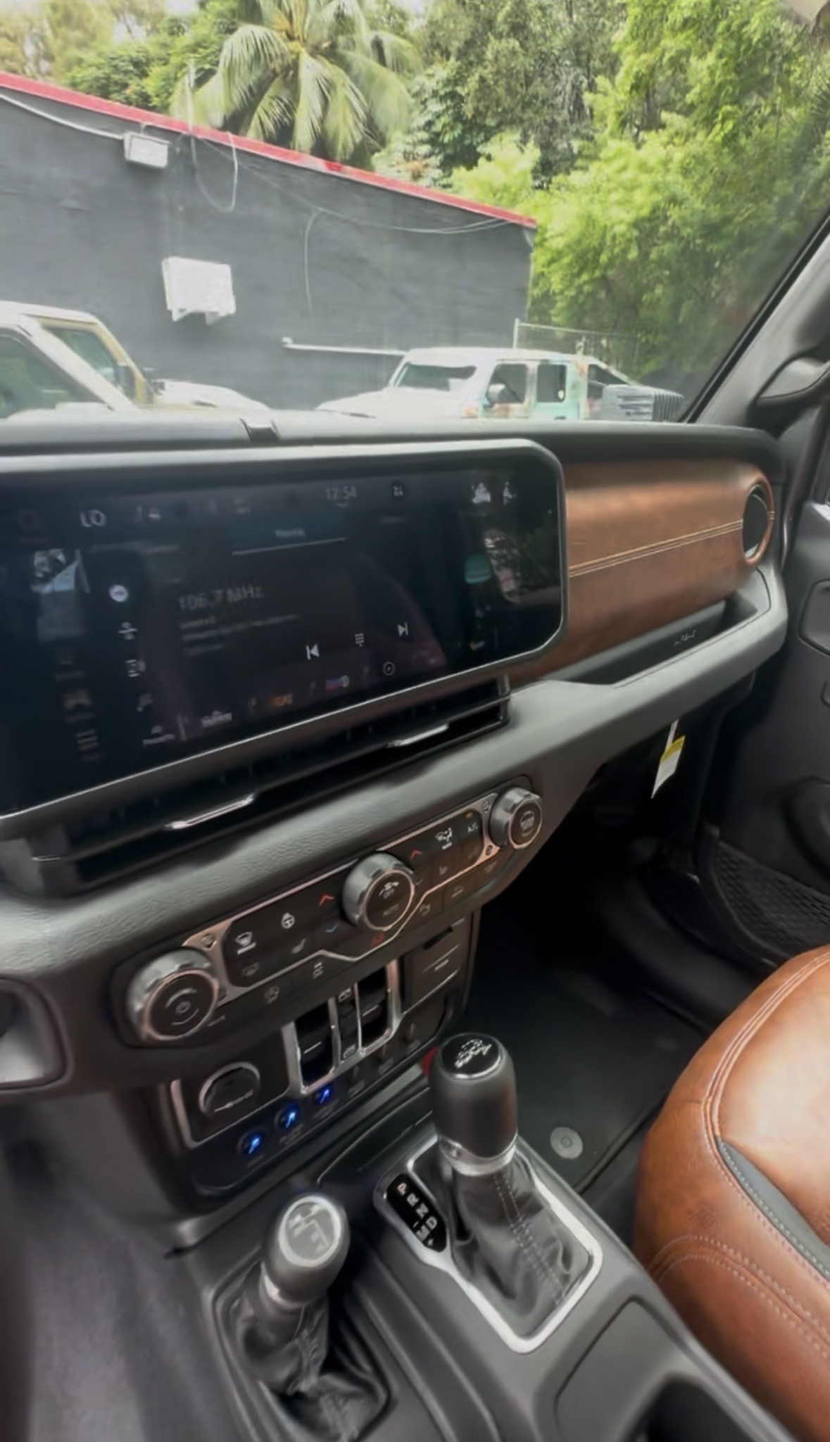 Used 2025 Jeep Gladiator Sport AWD/4WD image 16