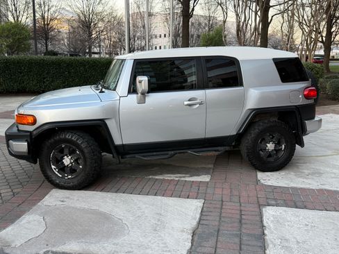 Used 2007 Toyota FJ Cruiser Sport Utility 2D image 1