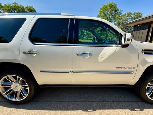 Used 2009 Cadillac Escalade AWD image 8